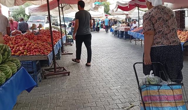 Vatandaşlar, düşük fiyatlar nedeniyle çiftçinin elinde kalan ürününün pazarda yüksek fiyatla satılmasına tepki gösterdi