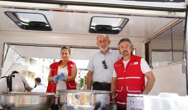 Bayraklı Kızılay Şubesi aşure etkinliği düzenledi