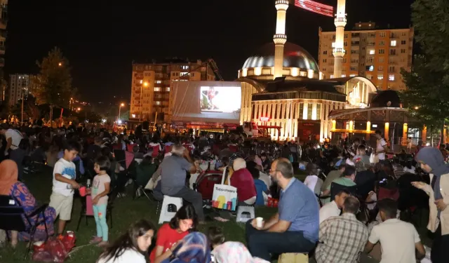 Melikgazi Belediyesi yaz sineması etkinlikleriyle nefes aldırıyor