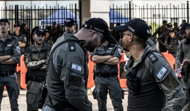 İsrail Polisi Dışişleri Bakanlığı'nı Bastı!