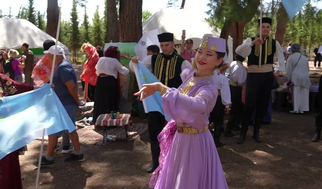 3. Uluslararası Antalya Yörük Türkmen Festivali'nin ikinci gününde Azerin, Uğur Önür ve Ayça Akkın sahne aldı