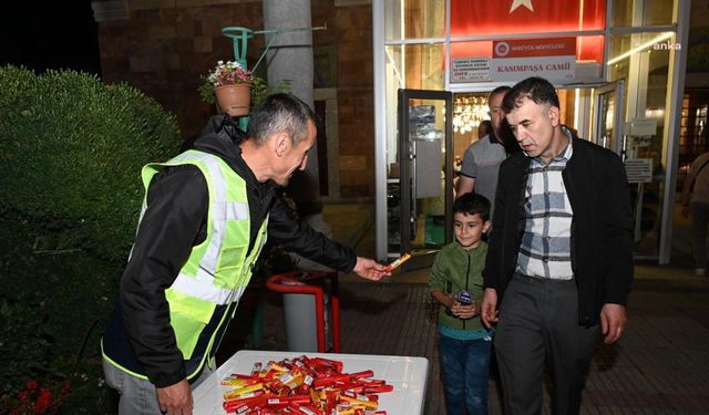 Bozüyük Belediyesi vatandaşlara kandil dolayısıyla şeker ikram etti