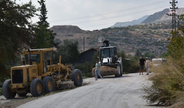 Ceyhan Belediyesi, Güzelevler Mahallesi'ndeki yol sorununu çözdü 