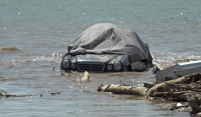 İzmir İtfaiyesi kuvvetli sağanak yağıştan etkilenen Menderes’te araçları kurtardı, suları tahliye etti 