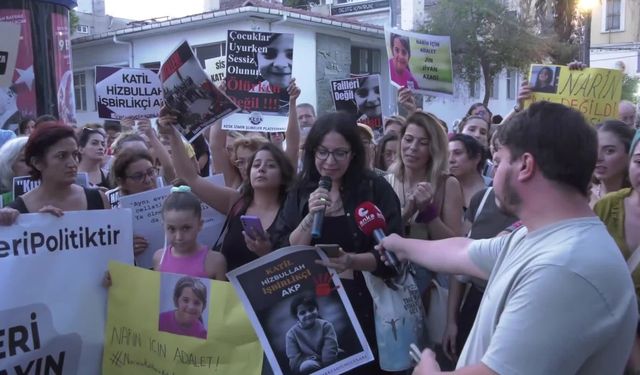 İzmir'de Kadın Platformu üyeleri  8 yaşındaki Narin Güran'ın öldürülmesini protesto etti