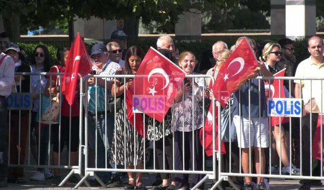 İzmir'in kurtuluşunun 102'inci yıl dönümü dolayısıyla Hükümet Konağı önünde temsili bayrak töreni 