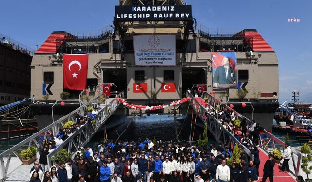 Karadeniz Holding'in depremzede çocuklar için İskenderun'a gönderdiği Rauf Bey Lifeship’te ilk ders zili çaldı