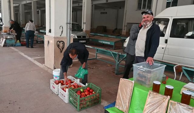 Yozgatlı pazarcı: "Pazarlar ucuz ama kredi kartı olmadığı için herkes marketten alıyor"