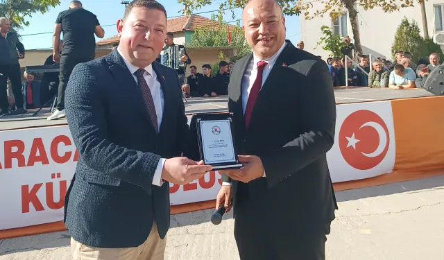 Recep Dural’a Karacaovalılardan teşekkür plaketi