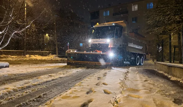 Ankara Keçiören'de ekipler yolları tuzlamaya devam