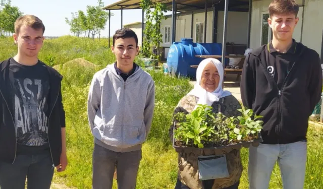 Tekirdağ'da öğrenciler ürettikleri fideleri köy kadınlarına ücretsiz dağıttı