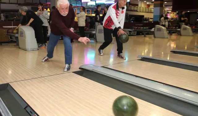 Ankara'da huzurevi sakinleri bowling ile eğlendi