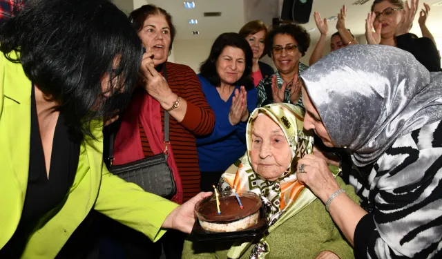 103 yaşındaki Hüsniye Teyze’ye sürpriz doğum günü