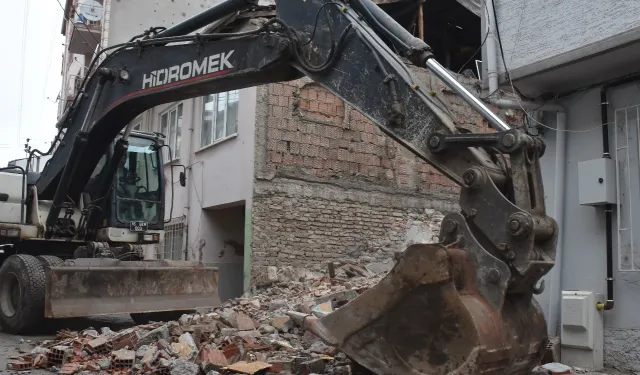 Bursa Gemlik'te metruk bina yıkımlarını sürüyor