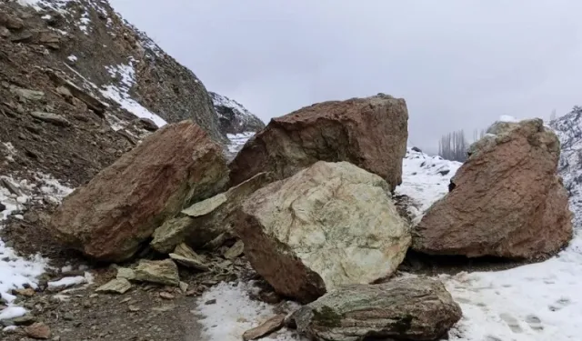 Diyarbakır Kulp’ta yamaçlardan yollara düşen kayalar temizlendi