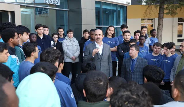 Konya'da Başkan Altay'dan uluslararası liselilere ziyaret