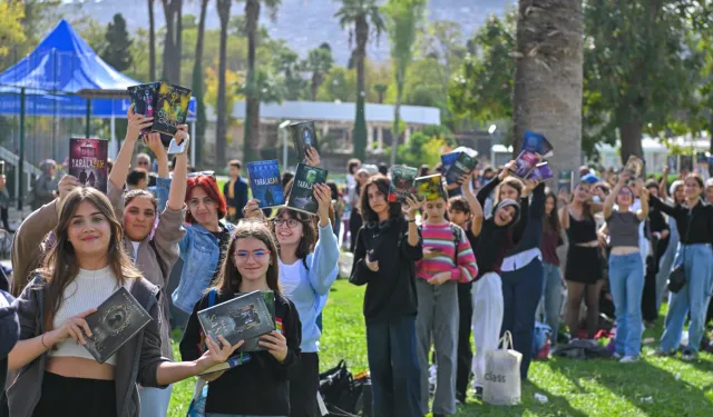 Edebiyat dünyasının kalbi İzmir Kültürpark’ta attı