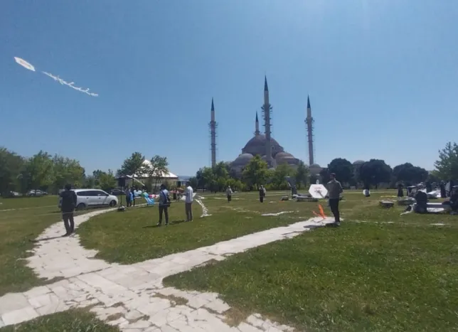 Bursa'dan Filistin ve Doğu Türkistan’a uçurtmalı destek