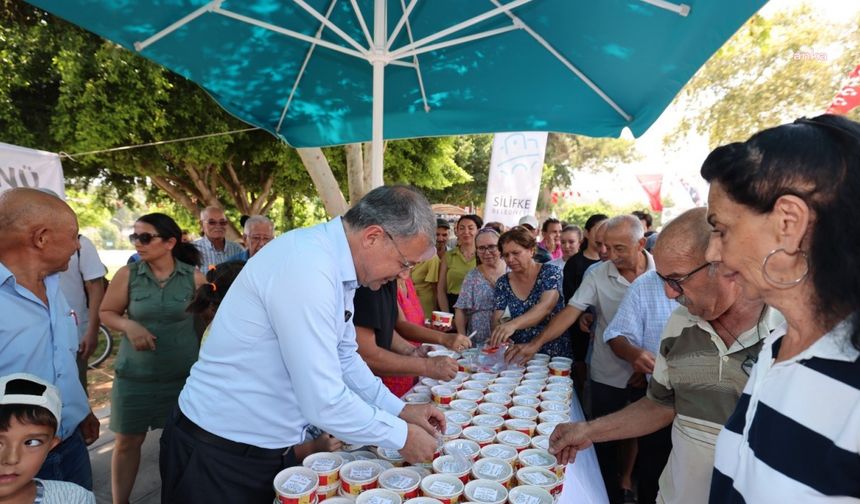 Silifke Belediye Başkanı Turgut vatandaşlara aşure dağıttı