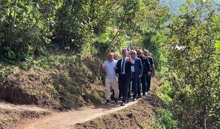 Ekrem İmamoğlu, şehit Piyade Üsteğmen Ömer Fatih Ayar’ın kabrini ziyaret etti