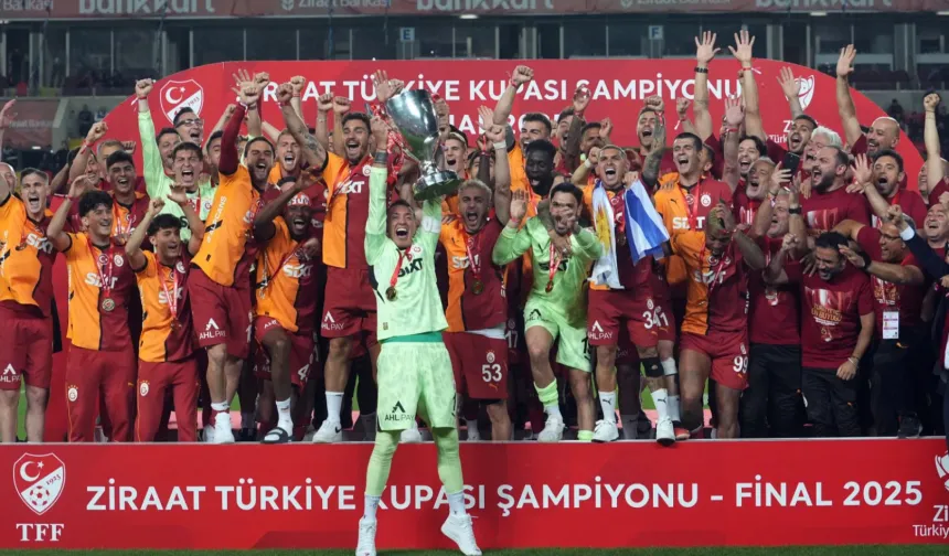 Galatasaray, kupayı coşkuyla kaldırdı!