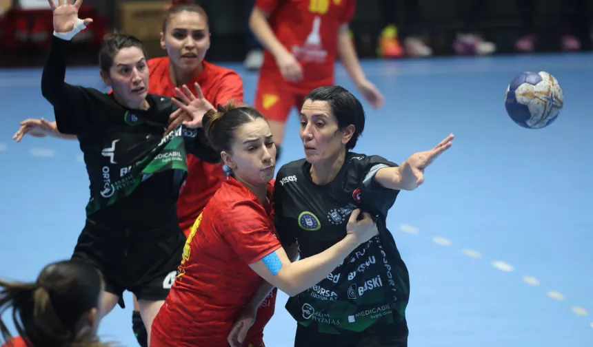 Bursa Büyükşehirli kadın hentbolcular rahat kazandı