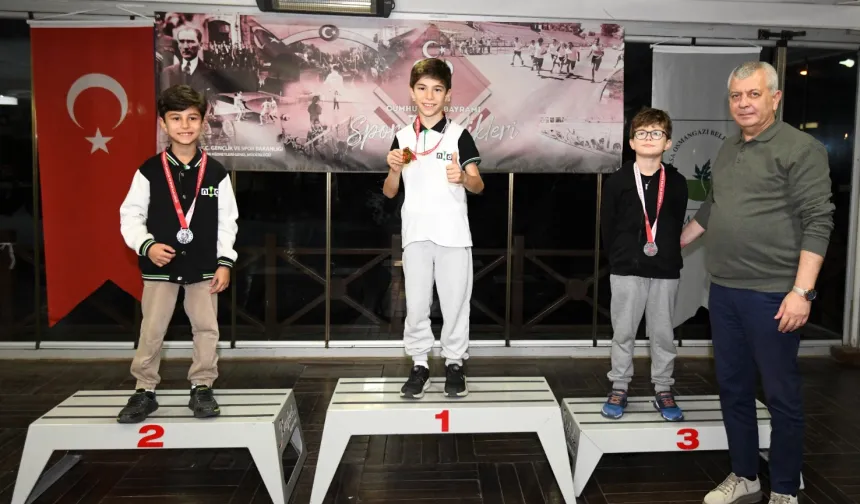 Bursa Osmangazi’de satranç ustaları kupalandı