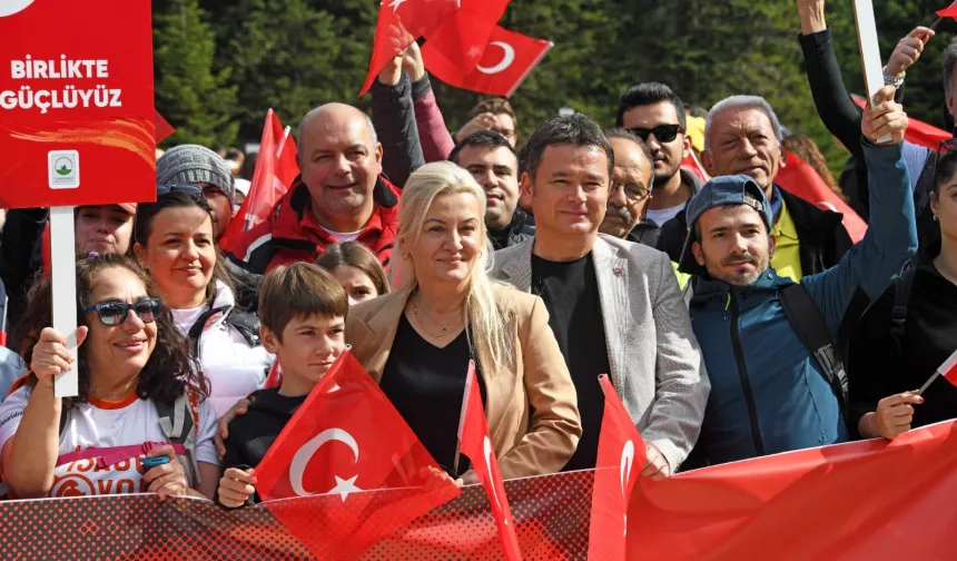 Bursa Uludağ’da yüzlerce kişi Cumhuriyet'in izinde