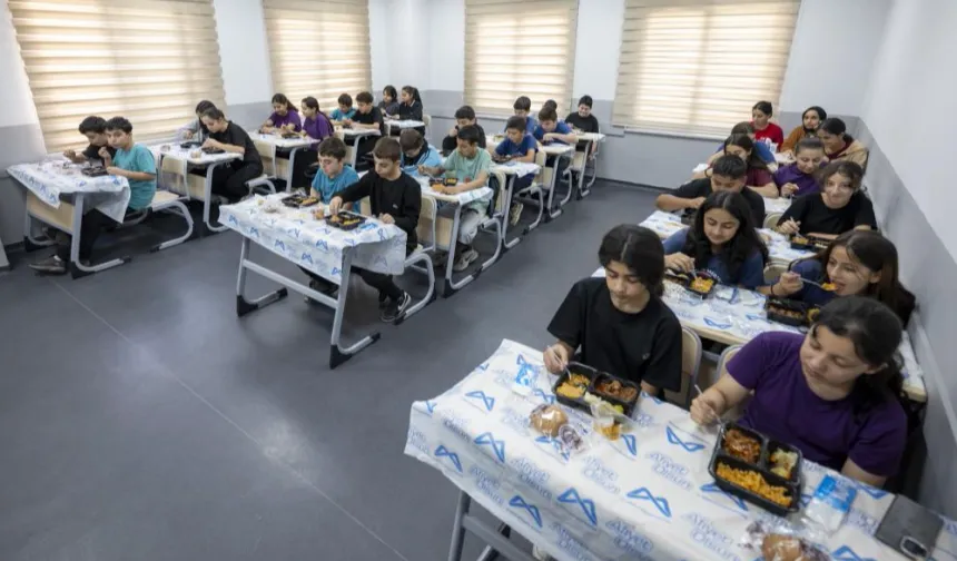 Mersin'de öğrencilere hem eğitim hem sıcak yemek desteği