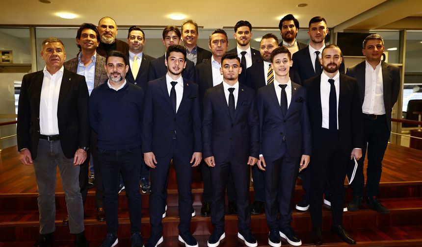 Fenerbahçe, genç oyuncularıyla sözleşme imzaladı