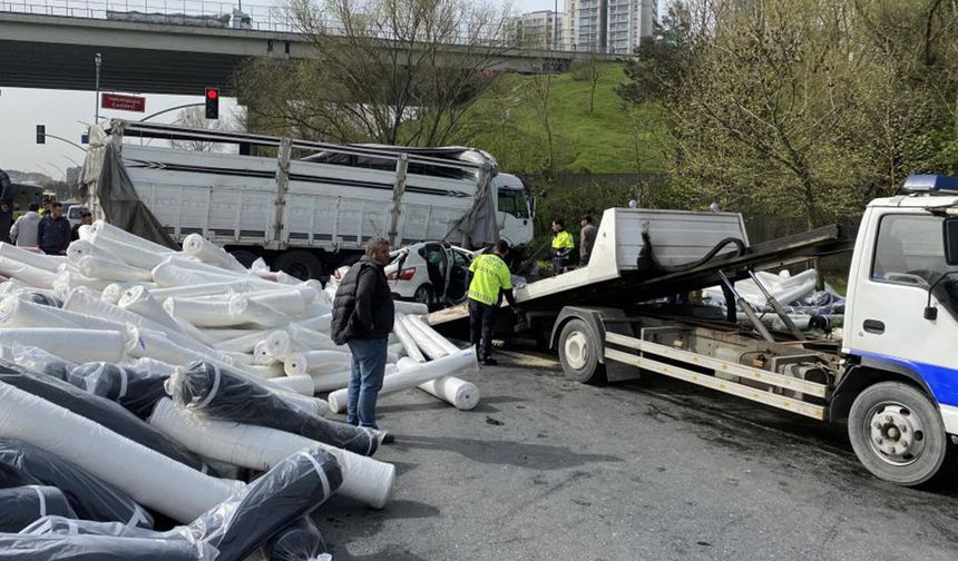 Sultangazi'de freni boşalan kamyon 2 araca çarptı